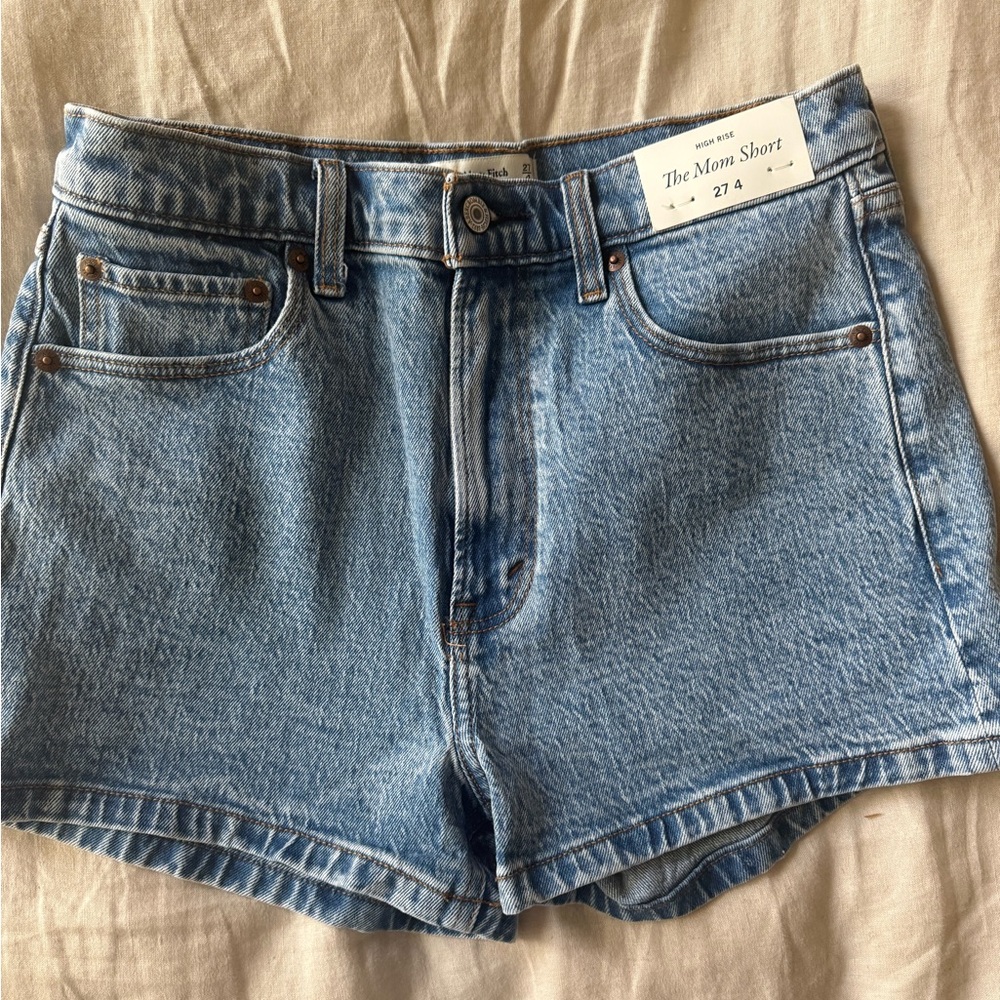 NWT ABERCROMBIE High-rise Mom Short x Medium wash - size 27